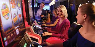 Dealer live casino profesional dengan antarmuka modern di singa777